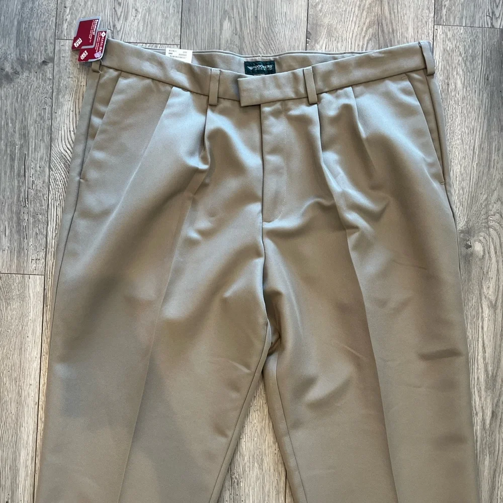 Dockers Premium Never Iron Khakis Pleated Relaxed Fit Wrinkle Free 42x29 NWT